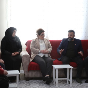 Bakanımız Derya Yanık öldürülen Azra Gülendam Haytaoğlu’nun Osmaniye’deki ailesini ziyaret etti - fotoğraf 1