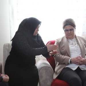 Bakanımız Derya Yanık öldürülen Azra Gülendam Haytaoğlu’nun Osmaniye’deki ailesini ziyaret etti - fotoğraf 2