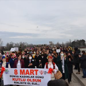 8 Mart Dünya Kadınlar Gününde Sevgi Zinciri Yürüyüşü Gerçekleştirildi - fotoğraf 1