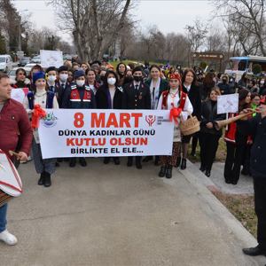 8 Mart Dünya Kadınlar Gününde Sevgi Zinciri Yürüyüşü Gerçekleştirildi - fotoğraf 2