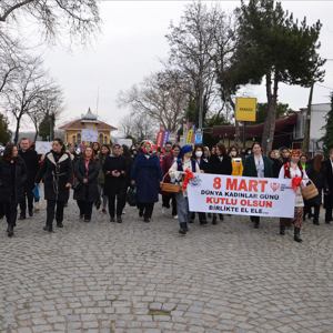 8 Mart Dünya Kadınlar Gününde Sevgi Zinciri Yürüyüşü Gerçekleştirildi - fotoğraf 5
