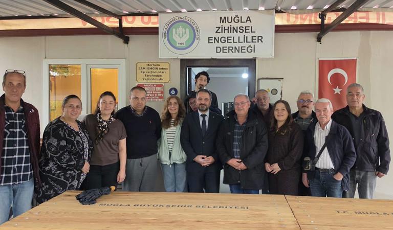 İl Müdürümüz Mahmut SELÇUK, Muğla Zihinsel Engelliler Derneği’ni ziyaret ederek Menderes Çetin ÖZLÜ ile bir araya geldi