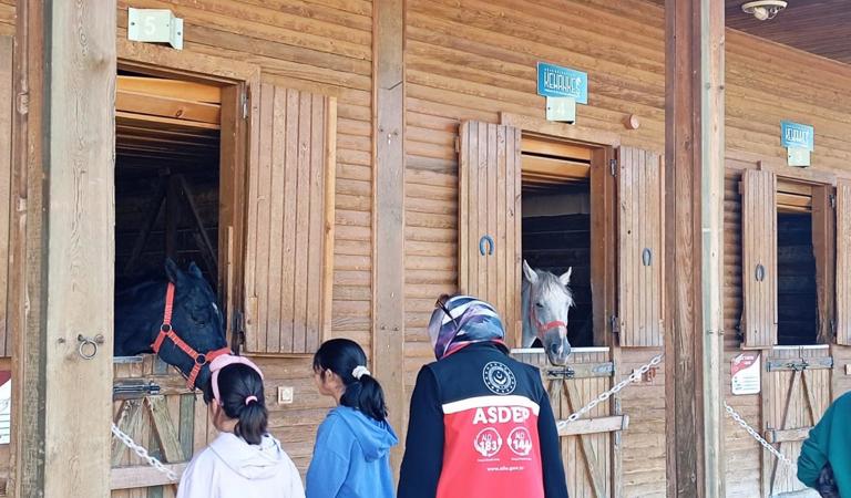 Dünya Hayvanları Koruma Günü’nde Çocuklarımızdan Atlı Spor Bakım ve Rehabilitasyon Merkezine Ziyaret