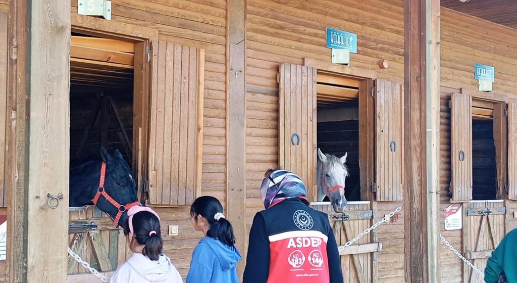 Dünya Hayvanları Koruma Günü’nde Çocuklarımızdan Atlı Spor Bakım ve Rehabilitasyon Merkezine Ziyaret