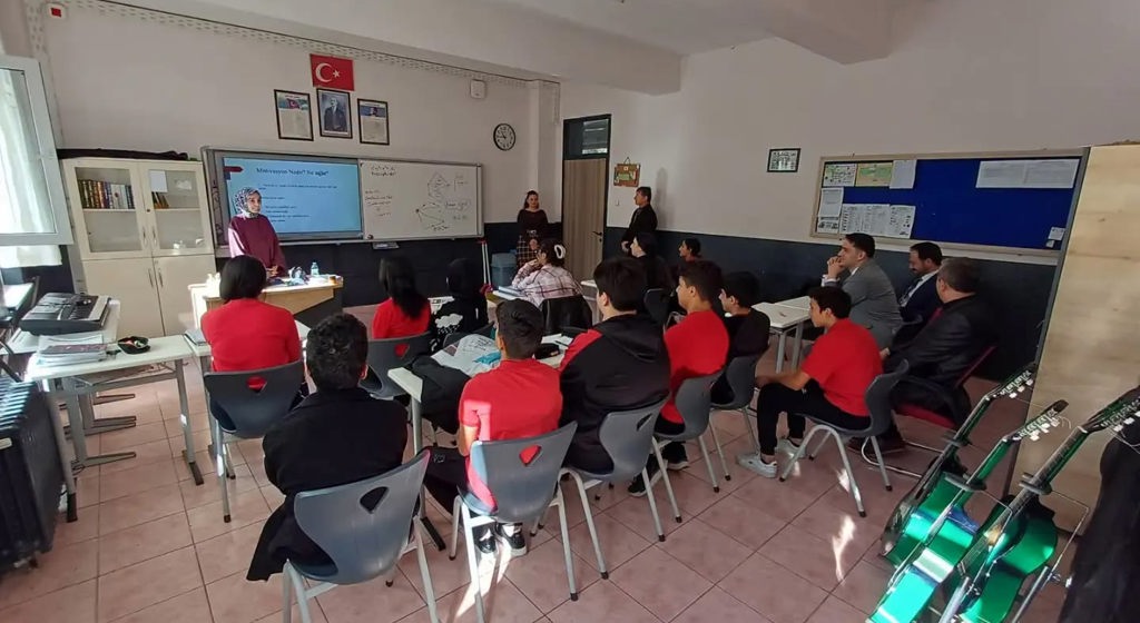 Yalıhüyük Anadolu Lisesinde Motivasyonu Artırma ve Verimli Ders Çalışma Yöntemleri Eğitimi Gerçekleştirildi