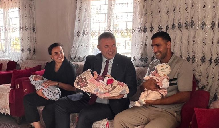 👶🏻👶🏻👶🏻 Üçüz Bebeklerimize Hoş Geldiniz Ziyareti! 💙  İl Müdürümüz Sayın Tolga Nacar, Yenişehir ilçemizde ikamet eden ve üçüz bebek sevinci yaşayan ailemizi hanelerinde ziyaret etti.  Ziyarette, Aile ve Sosyal Hizmetler Bakanımızın selamlarını ve tebriklerini ailemize ileten İl Müdürümüz, geleceğimizin teminatı olan minik yavrularımıza sağlıklı, huzurlu ve hayırlı bir ömür temennisinde bulundu.