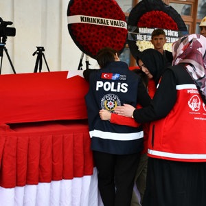 Görevi başında şehadete yürüyen İl Emniyet Müdürlüğümüz Olay Yeri İnceleme Şube Müdürlüğü personeli Polis Memuru Batuhan SARIYALÇINKAYA son yolculuğuna uğurlandı. - fotoğraf 4