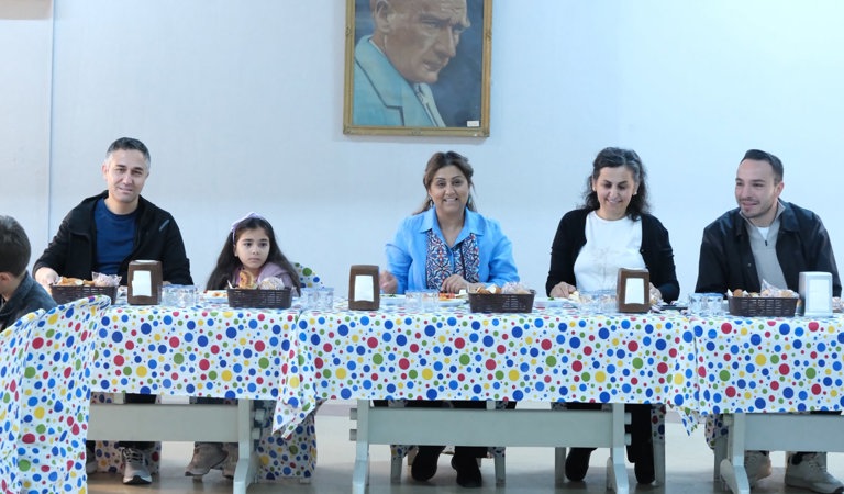 İKİ KUŞAK, TEK YÜREK: SEVGİ VE DAYANIŞMA SOFRASINDA BULUŞTULAR