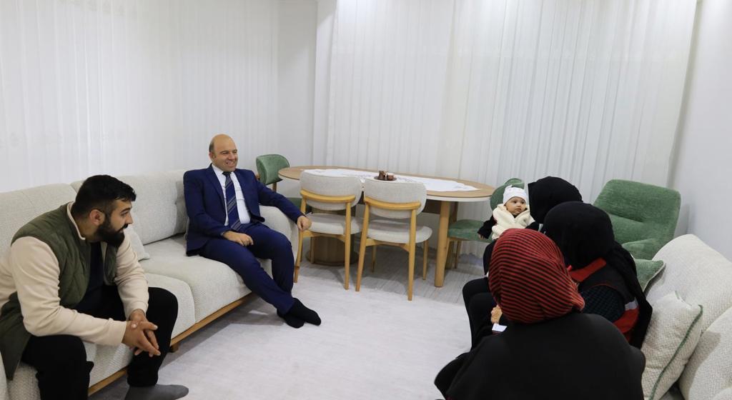 İl Müdürümüz Sayın Abdulhalim Ünalan ve çalışma arkadaşlarımızla birlikte, Evlenecek Gençlerin Desteklenmesi Projesi kapsamında kredi desteğinden yararlanan İren çiftini ve minik yavrumuz Asya bebeği evlerinde ziyaret ettik.