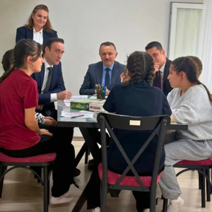 Vali Yardımcımız Mehmet Fatih Kestioğlu, İlk Kabul Gülbahar Hatun Çocuk Evleri Sitesini ziyaret ederek çocuklarla bir araya geldi. - fotoğraf 2
