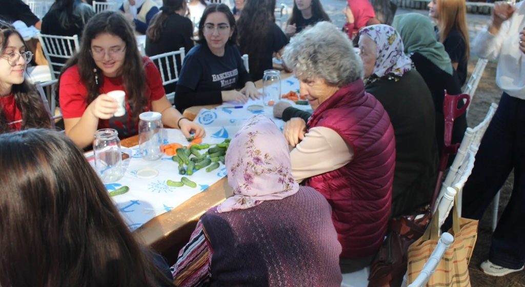 Turşu Kurmak Bahane, Gönüllere Dokunmak Şahane!