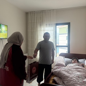 6 Ekim Dünya Serebral Palsi Farkındalık Günü kapsamında, serebral palsi ile yaşamını sürdüren iki kıymetli ailemizi evlerinde ziyaret ettik. - fotoğraf 1