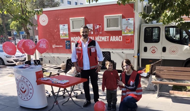 Mobil sosyal hizmet aracımızla sahada, çocuklarımızın yüzünde tebessüm var!