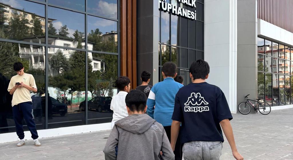 Çocuk Evleri Sitesi’nden Halk Kütüphanesine Ziyaret 