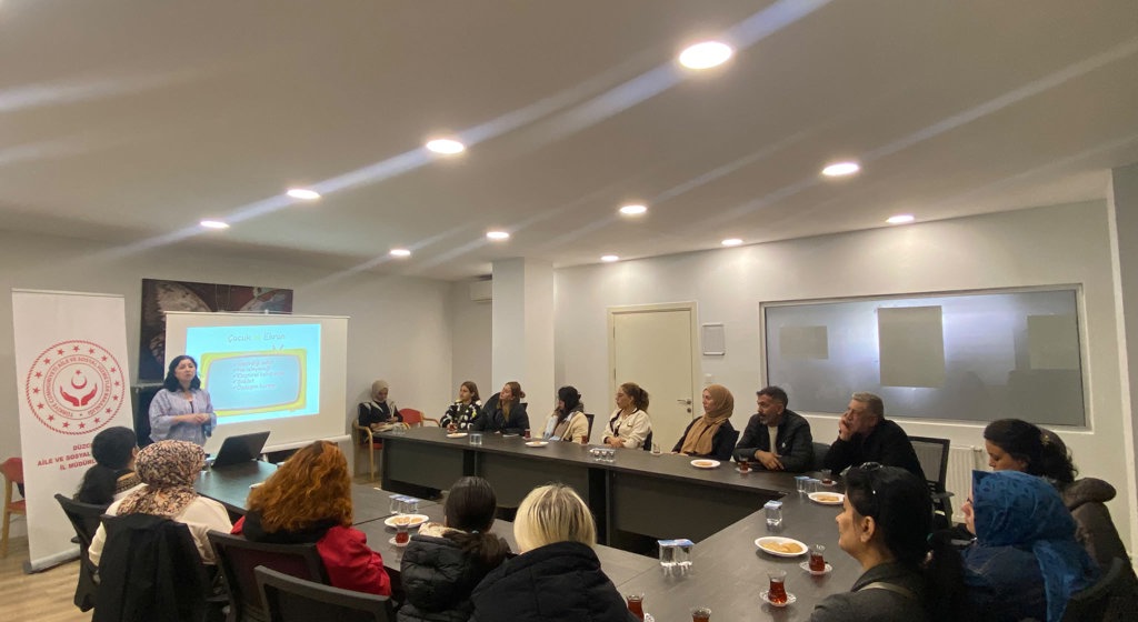 Aile Okulu Projesi Kapsamında “Çocuk Yetiştirmede Güncel Konular” Eğitimi Gerçekleştirildi.