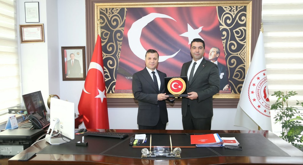 Kaman Belediye Başkanımız Sayın Emre Demirci, İl Müdürlüğümüzü ziyaret ederek İl Müdürümüz Abdurrahman Bilgiç’e yeni görevinin hayırlı olması temennisinde bulundu.