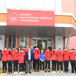 Kız Voleybol Takımımızdan Şampiyonada Net Galibiyet - fotoğraf 1