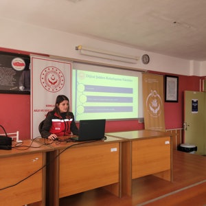 Kırklareli Üniversitesi Teknik Bilimler Meslek Yüksekokulunda Kadın Öğrencilere Yönelik “Saygılı Yaşam ve Güvenli İlişkiler” Eğitimi Gerçekleştirildi - fotoğraf 3