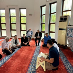 Camiler ve Din Görevlileri Haftası kapsamında, dini gün ve gecelerde bizleri yalnız bırakmayan, huzurevi sakinlerimizle bir araya gelerek manevi sohbetleriyle gönüllerimize dokunan kıymetli hocamıza, bu kez biz ziyaret gerçekleştirdik. - fotoğraf 3