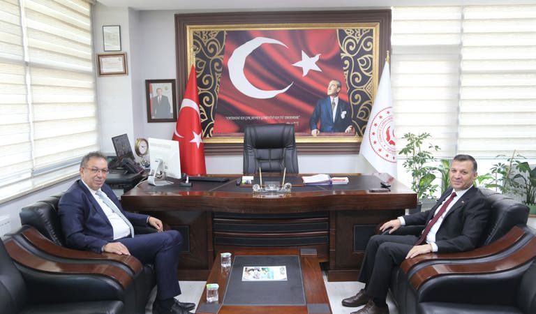 Ahi Evran Üniversitesi Neşet Ertaş Güzel Sanatlar Fakültesi Dekanı Prof. Dr. Kubilay Kolukırık, İl Müdürlüğümüzü ziyaret ederek İl Müdürümüz Abdurrahman Bilgiç’e yeni görevinin hayırlı olması temennisinde bulundu.