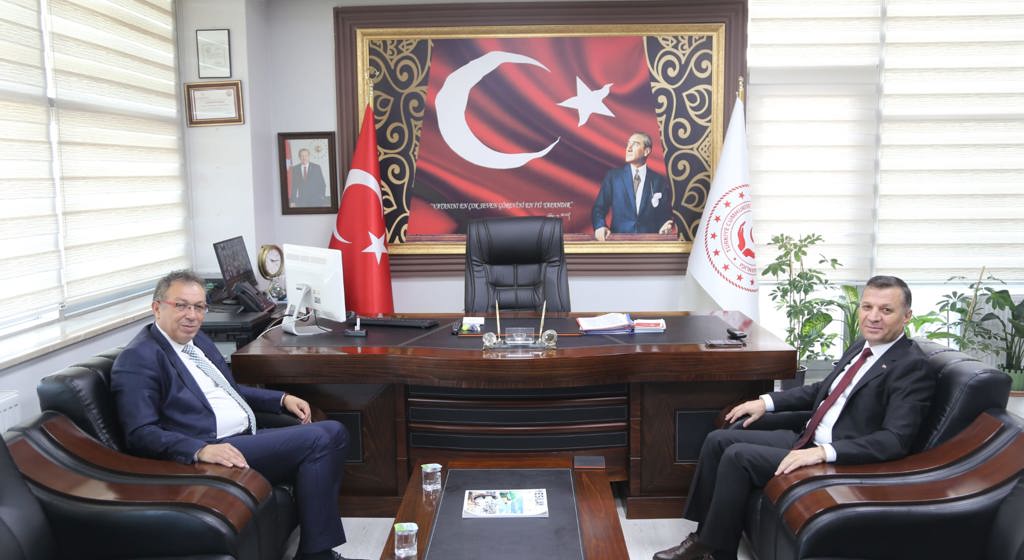 Ahi Evran Üniversitesi Neşet Ertaş Güzel Sanatlar Fakültesi Dekanı Prof. Dr. Kubilay Kolukırık, İl Müdürlüğümüzü ziyaret ederek İl Müdürümüz Abdurrahman Bilgiç’e yeni görevinin hayırlı olması temennisinde bulundu.