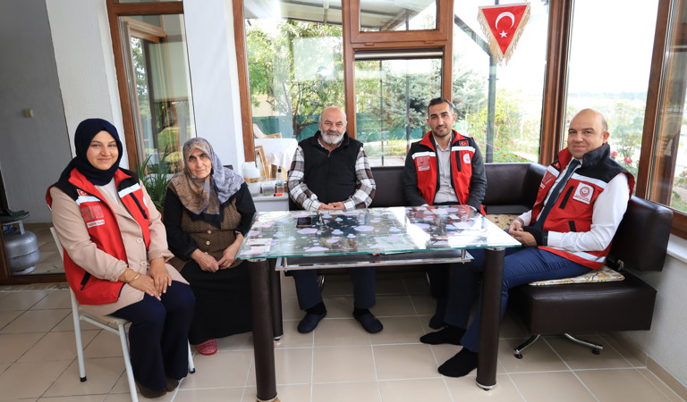 Kahraman Şehidimiz Halit İlbay’ın bizlere emaneti olan kıymetli ailesini ziyaret ederek ellerinden öptük.
