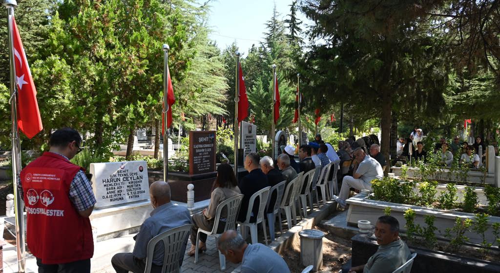 Kahraman Şehidimiz Jandarma Uzman Çavuş Suat YALÇIN, şehadetinin 18’inci yıl dönümünde kabri başında dualarla anıldı.