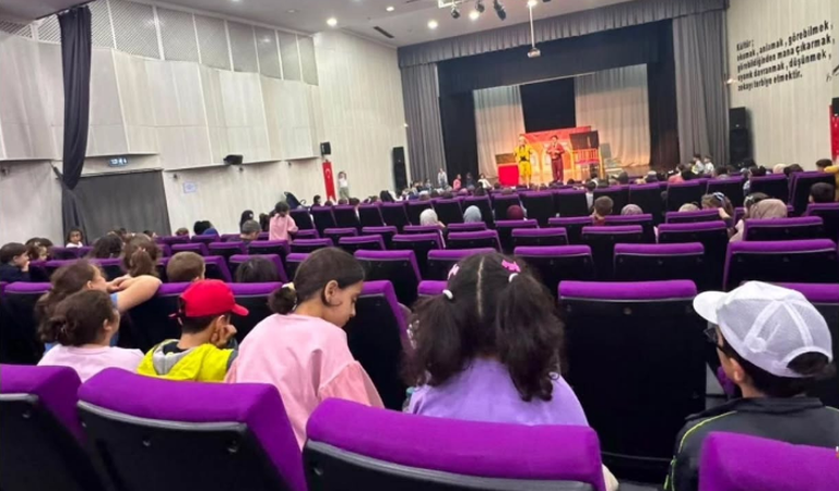 Çocuklarımız, Hamamizade İhsan Bey Kültür Merkezinde Düzenlenen Tiyatro Etkinliğine Katıldı.