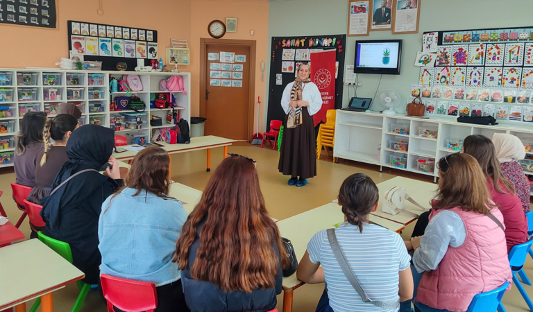 Kartepe’de Velilere Bağımlılıkla Mücadele ve Otizm Farkındalığı Eğitimi Verildi