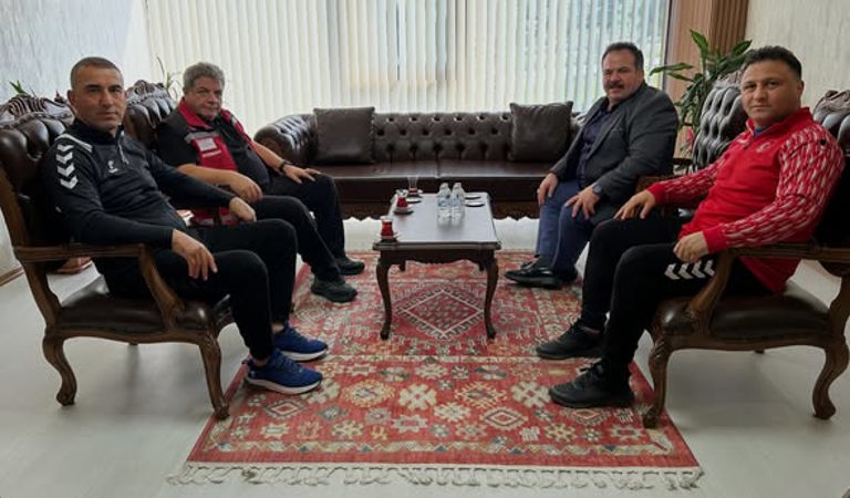 Türkiye İşitme Engelliler Spor Federasyonu Başkanı Dursun Gözel ve beraberindeki heyet, İl Müdürümüz Harun Tan’ı ziyaret etti.