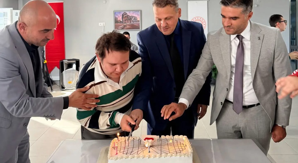 ÖZEL GEREKSİNİMLİ BİREYLERİMİZİN DOĞUM GÜNLERİ KUTLANDI