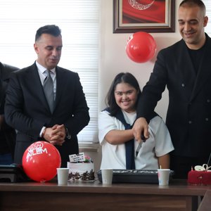 Tebessümüyle Günümüze Neşe, Enerjisiyle Çalışma Hayatımıza Renk Katan Elif’in Doğum Gününü Kutladık!  - fotoğraf 1