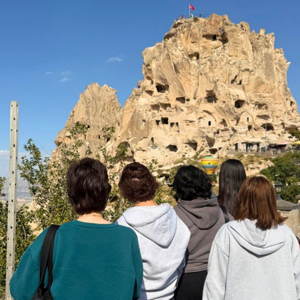 Kız Çocuklarımız, Kapadokya’nın Eşsiz Doğal Güzelliklerini, Tarihi Ve Turistik Mekânlarını Keşfetme Fırsatı Buldu. - fotoğraf 1