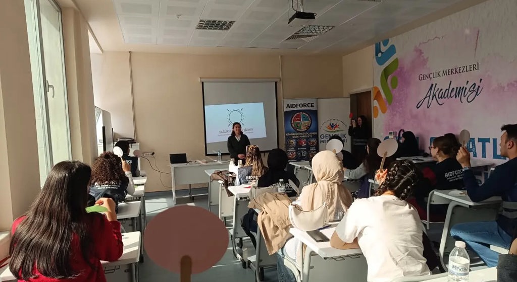 Üniversite Öğrencilerine Yönelik Kendini Bilmek ve Bilinçli Medya Kullanımı Eğitimleri Gerçekleştirildi