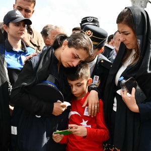 Görevi başında şehadete yürüyen İl Emniyet Müdürlüğümüz Olay Yeri İnceleme Şube Müdürlüğü personeli Polis Memuru Batuhan SARIYALÇINKAYA son yolculuğuna uğurlandı. - fotoğraf 3