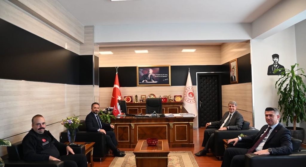 İl Müdürümüz Mahmut SELÇUK, Muğla İl Nüfus ve Vatandaşlık Müdürü Utku CANDAN ve Muğla İl Göç İdaresi Müdürü Hüseyin Kemal İLDAY ile birlikte Muğla Çevre, Şehircilik ve İklim Değişikliği İl Müdürü Yusuf SARIKAYA’yı ziyaret etti. 