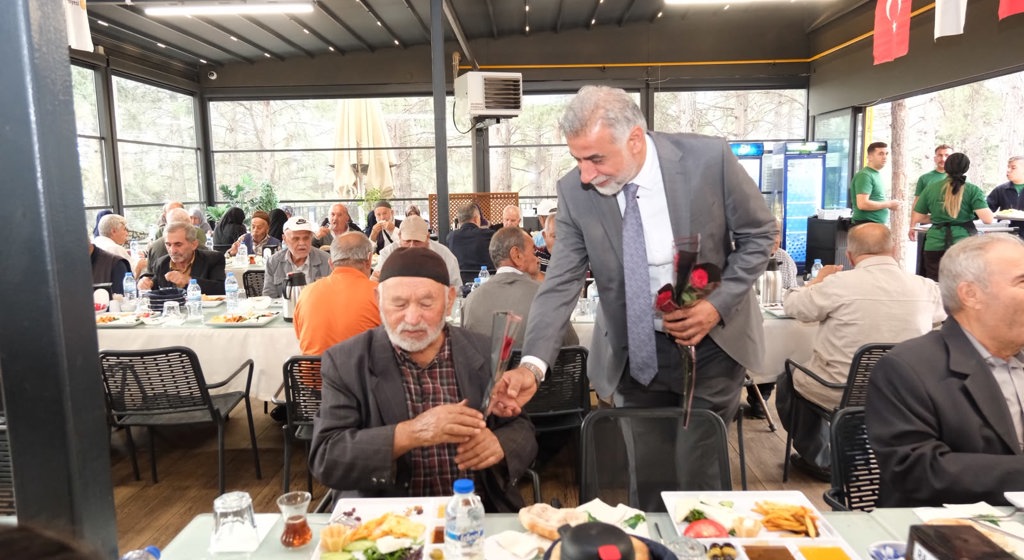 Büyükşehir Belediyesi Ev Sahipliğinde Yaşlılarımızla Kahvaltı Programı Düzenlendi