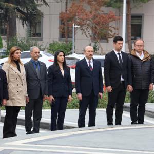 İl Müdürümüz Sayın Eda Kumaş, 19 Ekim Muhtarlar Günü Çelenk Sunma Törenine Katıldı - fotoğraf 2