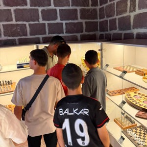  20 Temmuz Uluslararası Satranç Günü kapsamında Ankara’da anlamlı ve öğretici bir gezi gerçekleştirildi.  - fotoğraf 3