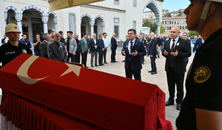 Görevi başında şehadete yürüyen İl Emniyet Müdürlüğümüz Olay Yeri İnceleme Şube Müdürlüğü personeli Polis Memuru Batuhan SARIYALÇINKAYA son yolculuğuna uğurlandı.