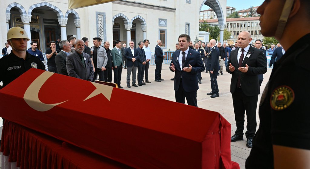 Görevi başında şehadete yürüyen İl Emniyet Müdürlüğümüz Olay Yeri İnceleme Şube Müdürlüğü personeli Polis Memuru Batuhan SARIYALÇINKAYA son yolculuğuna uğurlandı.
