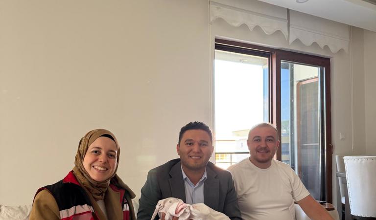 Silifke Sosyal Hizmet Merkezi Müdürümüz Uğur DUMAN ve birim personelimiz, kahraman gazimiz Oğuzhan PEMBE ve kıymetli ailesini ziyaret ederek dünyaya gelen evlatları İlay bebeğin sevincine ortak oldu.