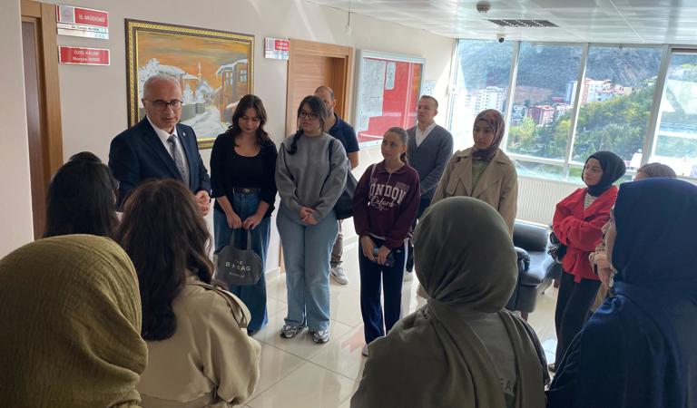 PSİKOLOJİ BÖLÜMÜ ÖĞRENCİLERİNDEN İL MÜDÜRLÜĞÜMÜZE ZİYARET