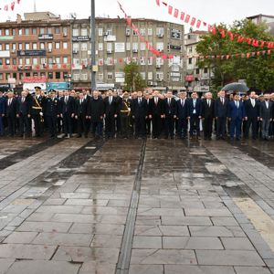 30 Ağustos Zafer Bayramı’nın 104. Yıldönümü dolayısıyla “Çelenk Sunma Töreni” gerçekleştirildi. - fotoğraf 1