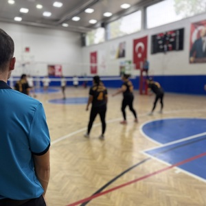 Bizim Çocuklar 8. Türkiye Voleybol Şampiyonası” kapsamında, Osmaniye Yüksel Özden Çocuk Evleri Sitesindeki kızlarımız ile Kilis Çocuk Evleri Koordinasyon Merkezi Müdürlüğünden gelen kızlarımız, Osmaniye Merkez Spor Salonu’nda düzenlenen voleybol karşılaşmasında bir araya geldi. - fotoğraf 3