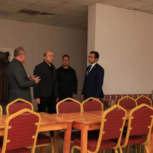 Refahiye Kaymakamımız Sayın Mehmet Furkan Taşkıran İl Müdürümüz Sayın Abdulhalim Ünalan, Refahiye Huzurevini ziyaret ederek kuruluşta yürütülen tadilat çalışmalarını yerinde inceledi ve çalışmaların mevcut durumu hakkında bilgi aldı. - fotoğraf 3
