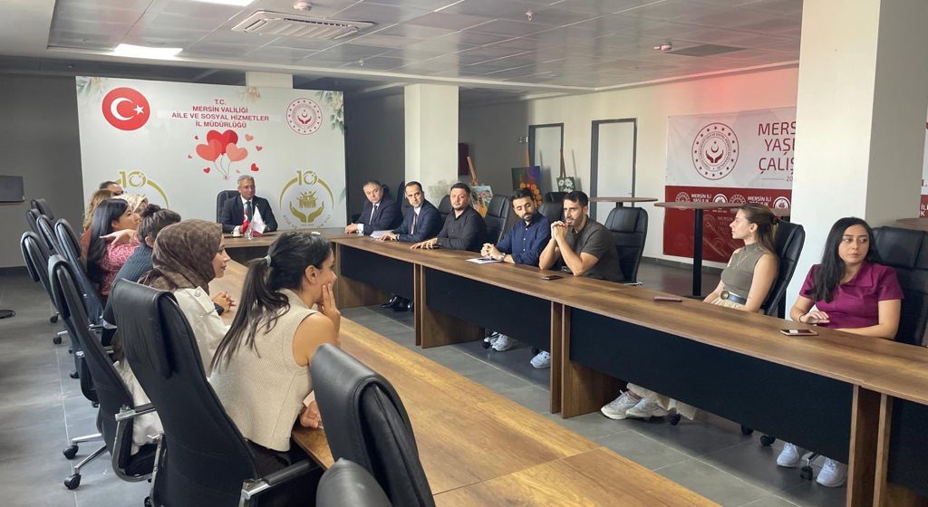 Çocuk Hizmetleri Genel Müdürümüz Sayın Hasan Basri Alagöz, İl Müdürlüğümüzü ziyaret ederek incelemelerde bulundu.  İl Müdürümüz Sayın Tolga Nacar, il müdür yardımcılarımız ve ilgili idarecilerimizin katılımıyla gerçekleştirilen toplantıda; ilimizde yürütülen çocuk hizmetleri, kuruluşlarımızın mevcut durumu ve ihtiyaçları ile hizmetlerin geliştirilmesine yönelik çalışmalar değerlendirildi.  Sayın Genel Müdürümüze ziyaretleri ve rehberlikleri için teşekkür ediyoruz.