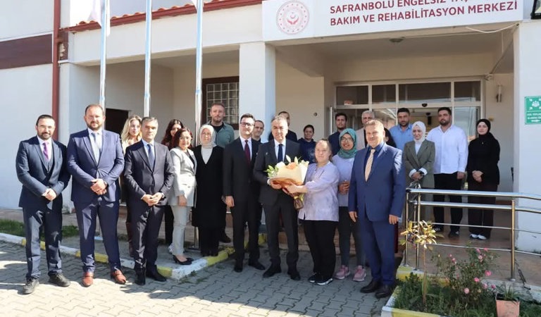 Valimiz Sayın Oktay Çağatay, Safranbolu Engelsiz Yaşam Bakım ve Rehabilitasyon Merkezini Ziyaret Etti