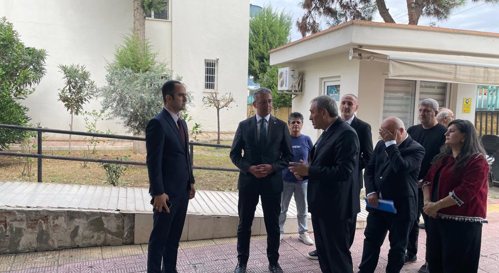 Çocuk Hizmetleri Genel Müdürümüz Sayın Hasan Basri Alagöz, #GündoğduİKB  kuruluşumuzu  ziyaret etti.  Çocuklarımız ve çalışma arkadaşlarımızla bir araya gelen Sayın Genel Müdürümüz, kuruluşumuzda yürütülen çalışmalar hakkında bilgi alarak sunulan hizmetlere ilişkin değerlendirmelerde bulundu.  Sayın Genel Müdürümüze ziyaretleri ve destekleri dolayısıyla teşekkür ediyoruz.