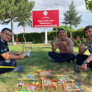   Özel Gereksinimli Bireylerimiz, Doğadan Topladıkları Çiçek ve Yaprakları Sanatla Buluşturarak Birbirinden Renkli Eserler Hazırladı.  - fotoğraf 3